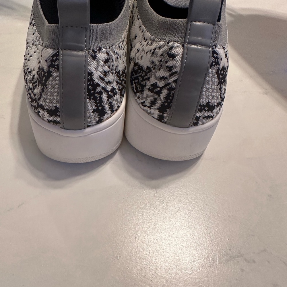 EUC Steve Madden Slip Ons - Picture 4 of 4